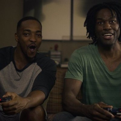 Danny y Karl juegan a "Striking Vipers" en el 5x01 de 'Black Mirror'