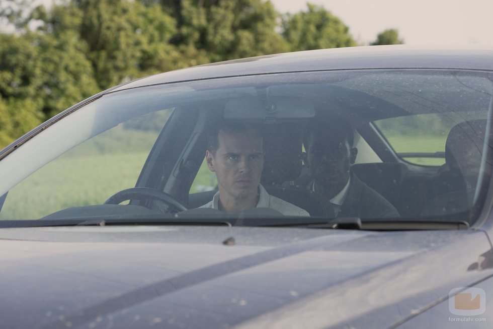 Andrew Scott y Damson Idris en "Añicos", episodio 5x02 de 'Black Mirror'