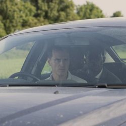 Andrew Scott y Damson Idris en "Añicos", episodio 5x02 de 'Black Mirror'