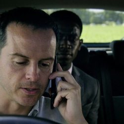 Chris llama por teléfono mientras lleva a Jaden en el 5x02 de 'Black Mirror'