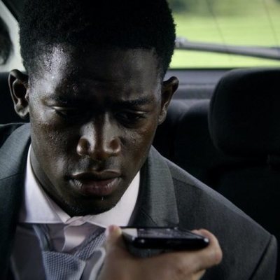 Jaden observa el móvil de Chris en el 5x02 de 'Black Mirror'