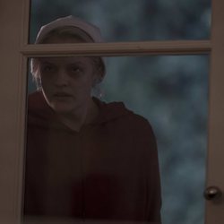 June se esconde tras una ventana en la tercera temporada de 'The Handmaid's Tale'