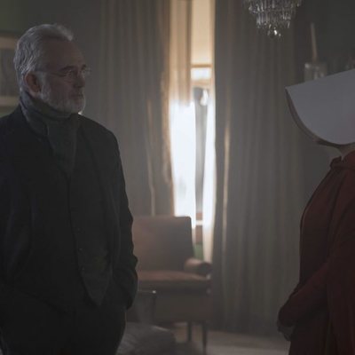 El Comandante Lawrence frente a June en la tercera temporada de 'The Handmaids Tale'