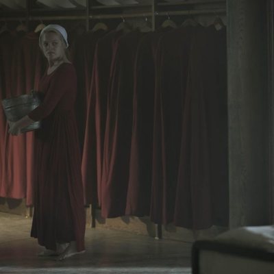 June ejerce de criada una vez más en la tercera temporada de 'The Handmaid's Tale'