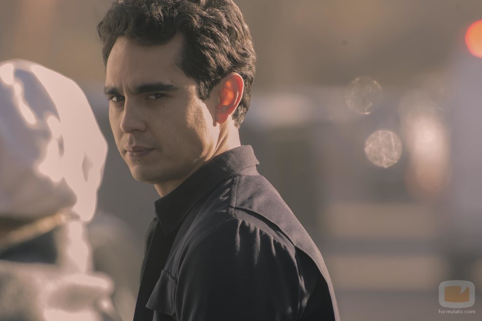 Nick lanza una misteriosa mirada en la tercera temporada de 'The Handmaid's Tale'