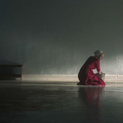 June limpia el suelo en la tercera temporada de 'The Handmaid's Tale'