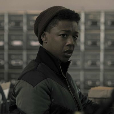 Moira observa algo extrañada en la tercera temporada de 'The Handmaid's Tale'