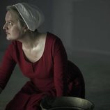 June lanza una mirada desafiante en la tercera temporada de 'The Handmaid's Tale'