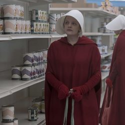 June, de compras en la tercera temporada de 'The Handmaid's Tale'