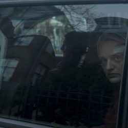 June es transportada en un coche en la tercera temporada de 'The Handmaid's Tale'