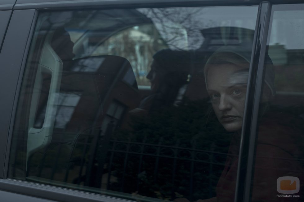 June es transportada en un coche en la tercera temporada de 'The Handmaid's Tale'