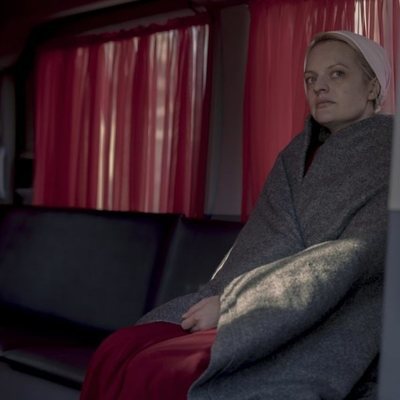 June, sentada en la tercera temporada de 'The Handmaid's Tale'