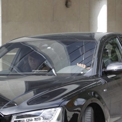 Shakira llega en coche al juzgado de Esplugues de Llobregat