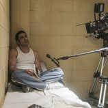 Miguel Ángel Silvestre sentado en la cama de su prisión en 'En el corredor de la muerte'
