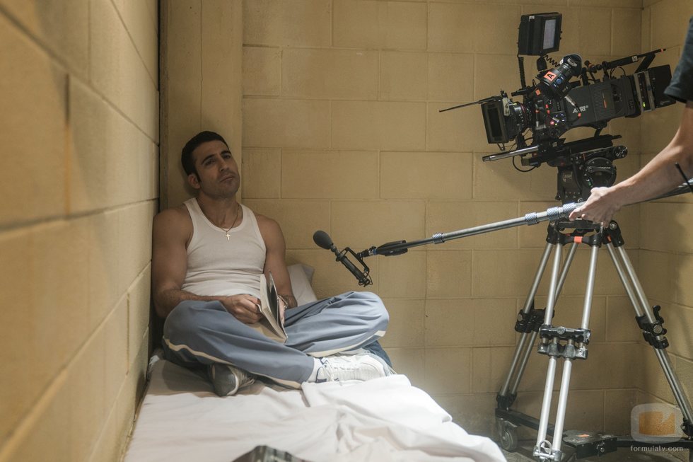 Miguel Ángel Silvestre sentado en la cama de su prisión en 'En el corredor de la muerte'