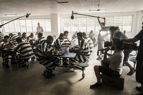 Miguel Ángel Silvestre en el comedor con otros presos en 'En el corredor de la muerte'