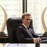 Matt Bromley (James Van Der Beek) conspira desde su despacho en 'Pose'
