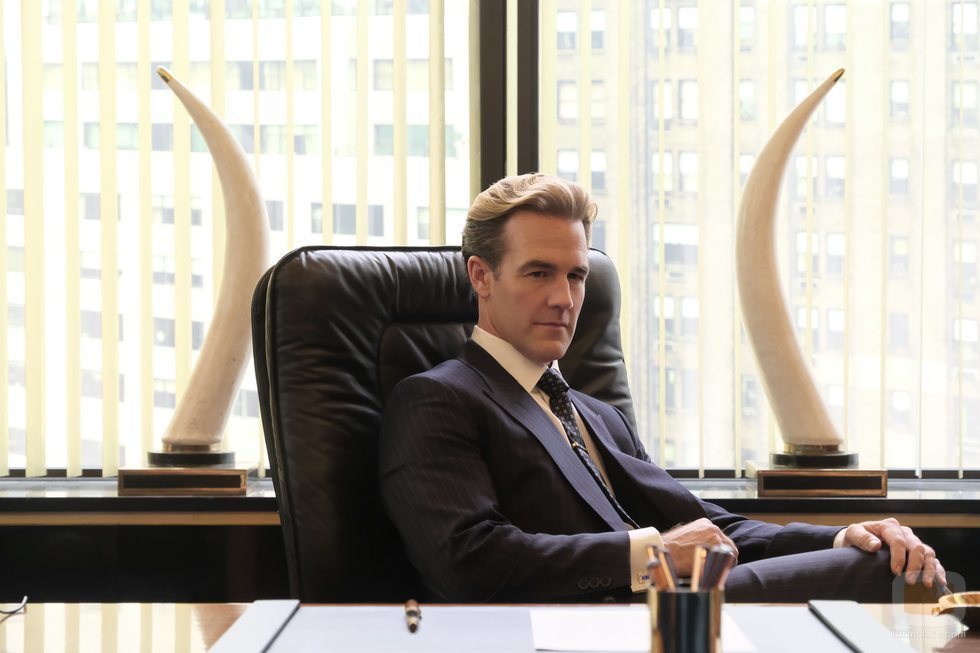 Matt Bromley (James Van Der Beek) conspira desde su despacho en 'Pose'