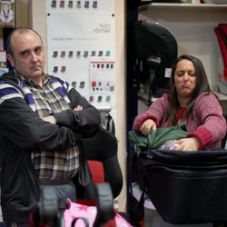 Agustín y Clara miran sillas de bebé en el 11x08 de 'La que se avecina'