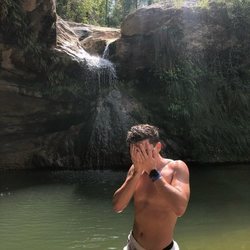 Raoul Vázquez, en bañador, disfrutando de un paradisiaco baño