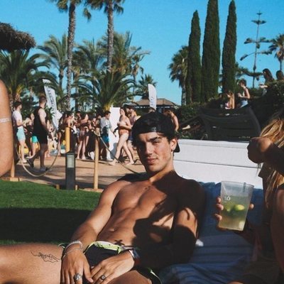 Óscar Casas posando sentado y sin camiseta