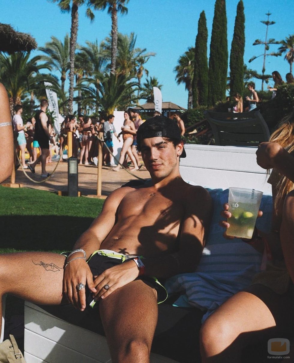 Óscar Casas posando sentado y sin camiseta