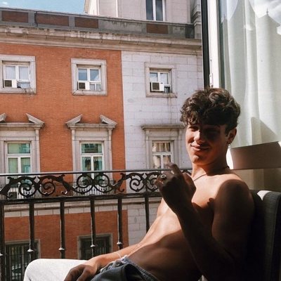 Óscar Casas muy sexy en un balcón de Madrid