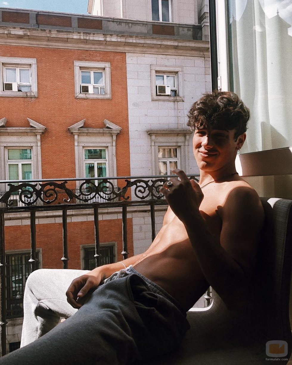 Óscar Casas muy sexy en un balcón de Madrid
