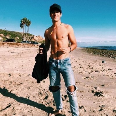 Óscar Casas luce torso al desnudo