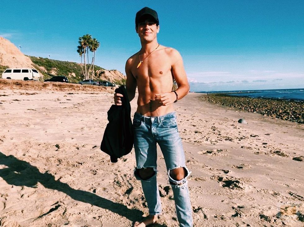Óscar Casas luce torso al desnudo