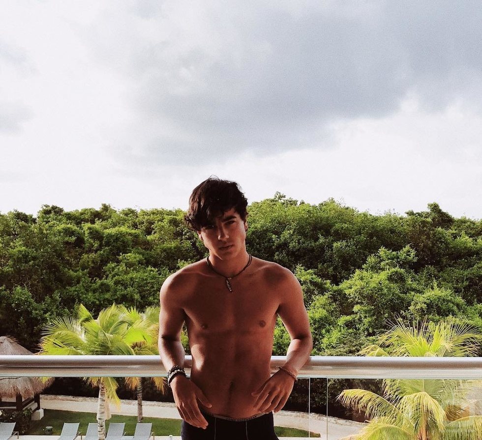 Óscar Casas muy sexy sin camiseta en Los Ángeles