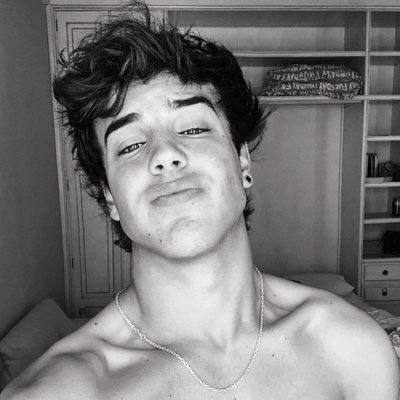 Óscar Casas posando sexy para un selfie