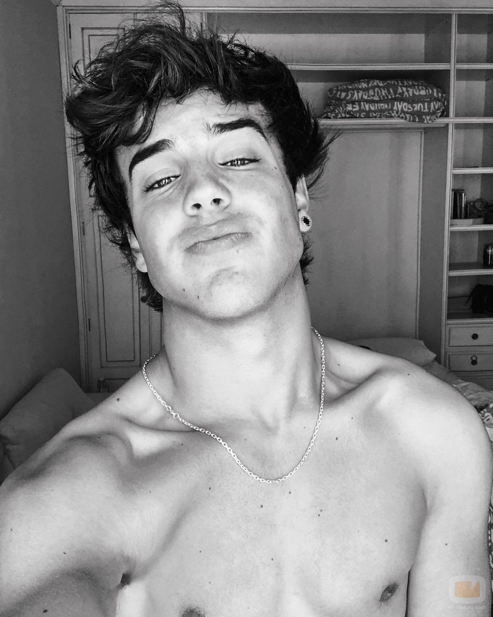 Óscar Casas posando sexy para un selfie