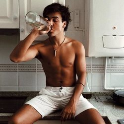 Óscar Casas muy sexy bebiendo agua