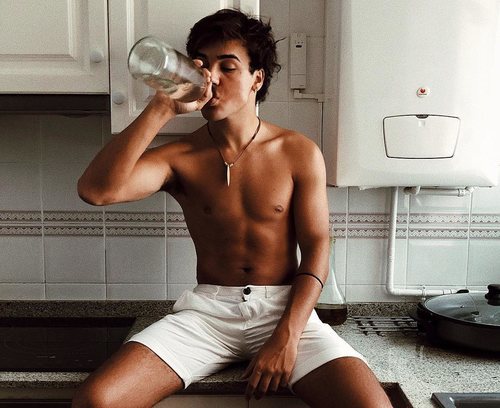 Óscar Casas muy sexy bebiendo agua