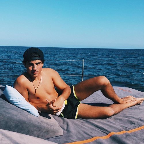 Óscar Casas tumbado en bañador