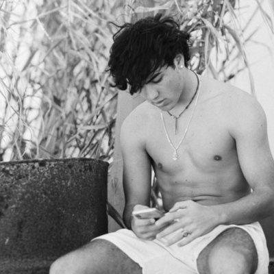 Óscar Casas sin camiseta en una imagen en blanco negro