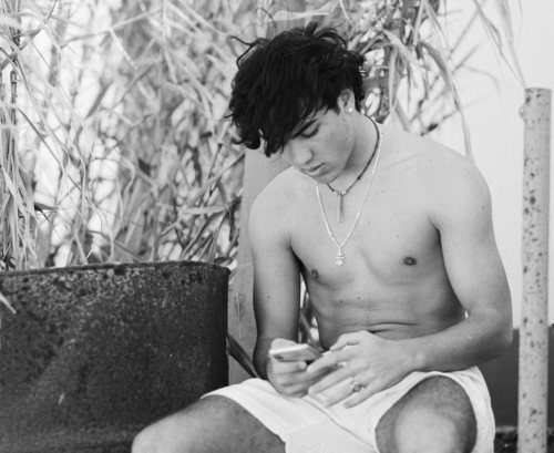 Óscar Casas sin camiseta en una imagen en blanco  negro