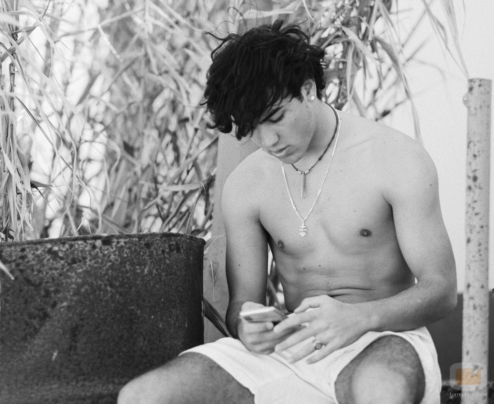 Óscar Casas sin camiseta en una imagen en blanco negro