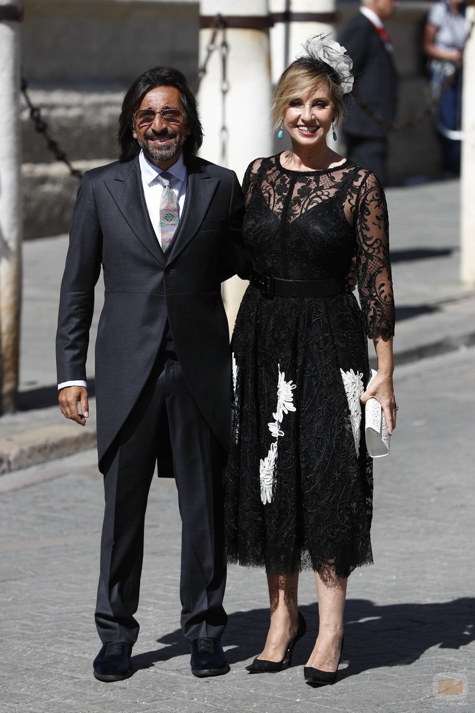 Antonio Carmona junto a su mujer en la boda de Pilar Rubio y Sergio Ramos