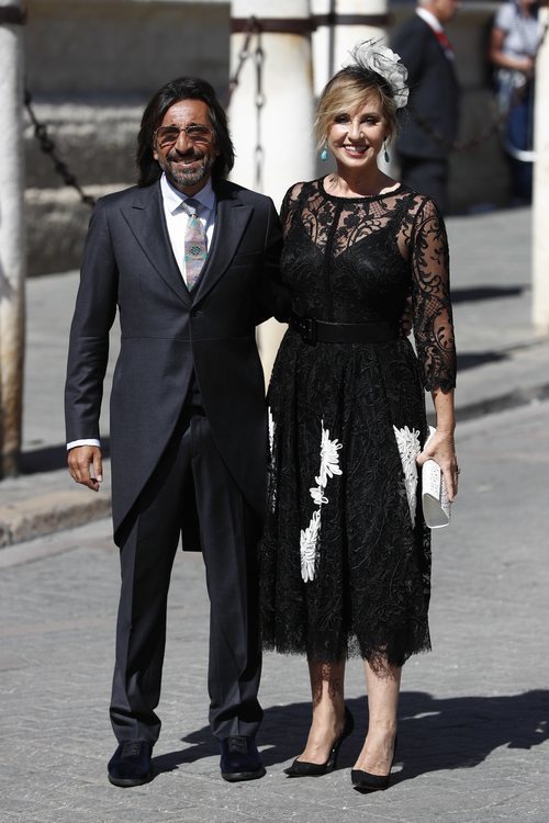 Antonio Carmona junto a su mujer en la boda de Pilar Rubio y Sergio Ramos