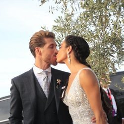 Sergio Ramos y Pilar Rubio besándose en su boda
