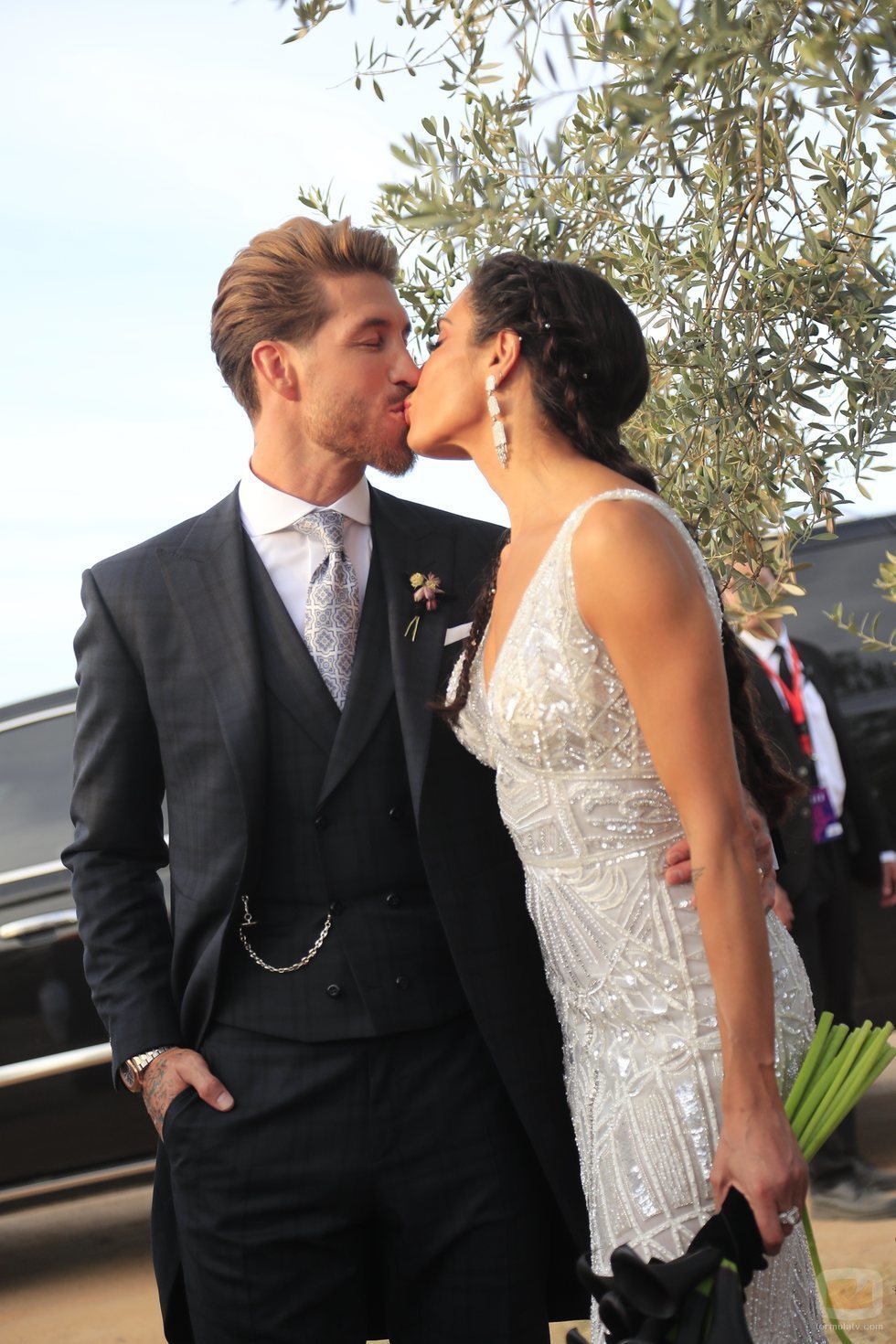 Sergio Ramos y Pilar Rubio besándose en su boda