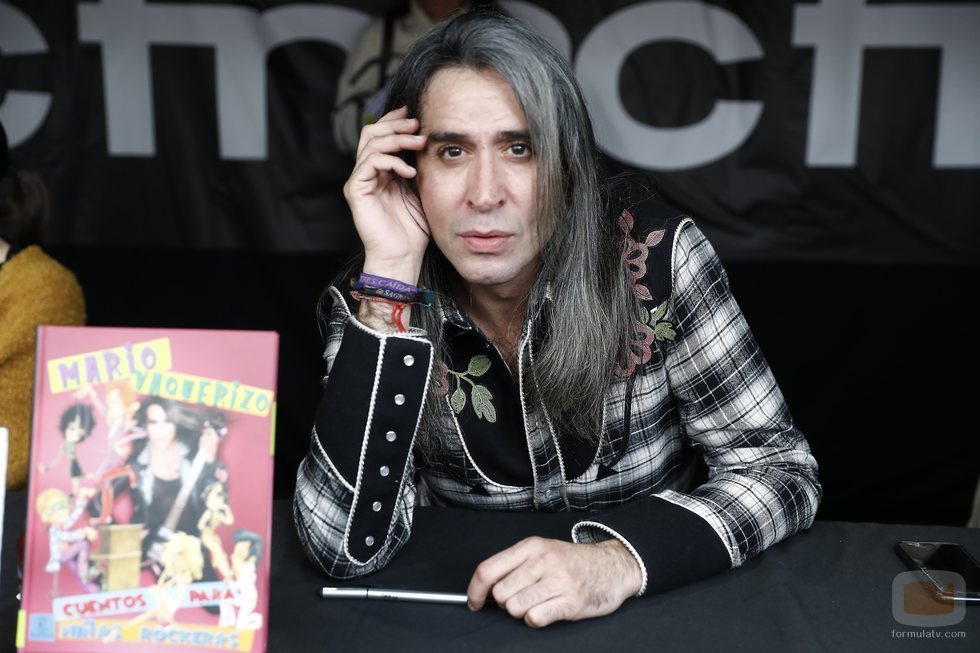 Mario Vaquerizo en un puesto firmando uno de sus libros