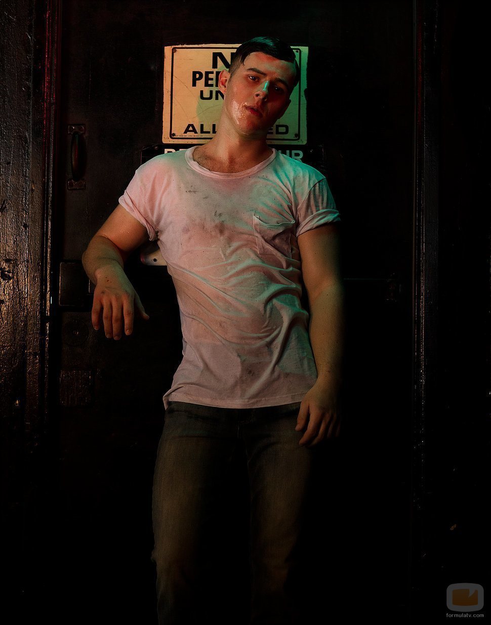 Nolan Gould sudado y con una camiseta ajustada para la revista C'est Prune