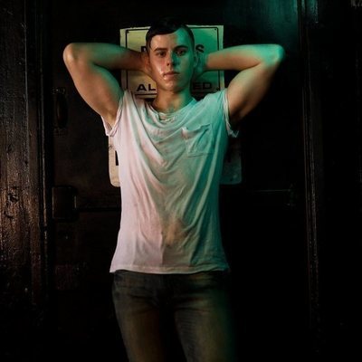 Nolan Gould, de 'Modern Family', marca su musculatura para la revista C'est Prune