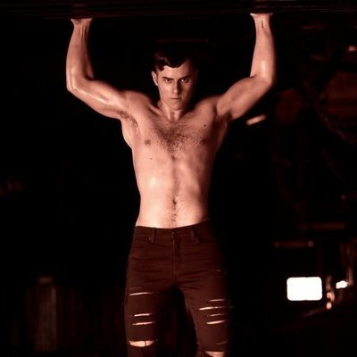 Nolan Gould sin camiseta haciendo una dominada en la revista C'est Prune