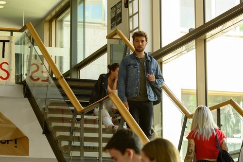Carlos Cuevas interpretando a Pol durante el rodaje de 'Merlí: Sapere Aude'
