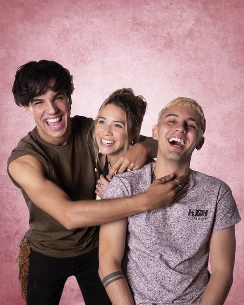 Óscar Casas con Sofía Araujo y Dylan Fuentes, del reparto de 'Siempre bruja'