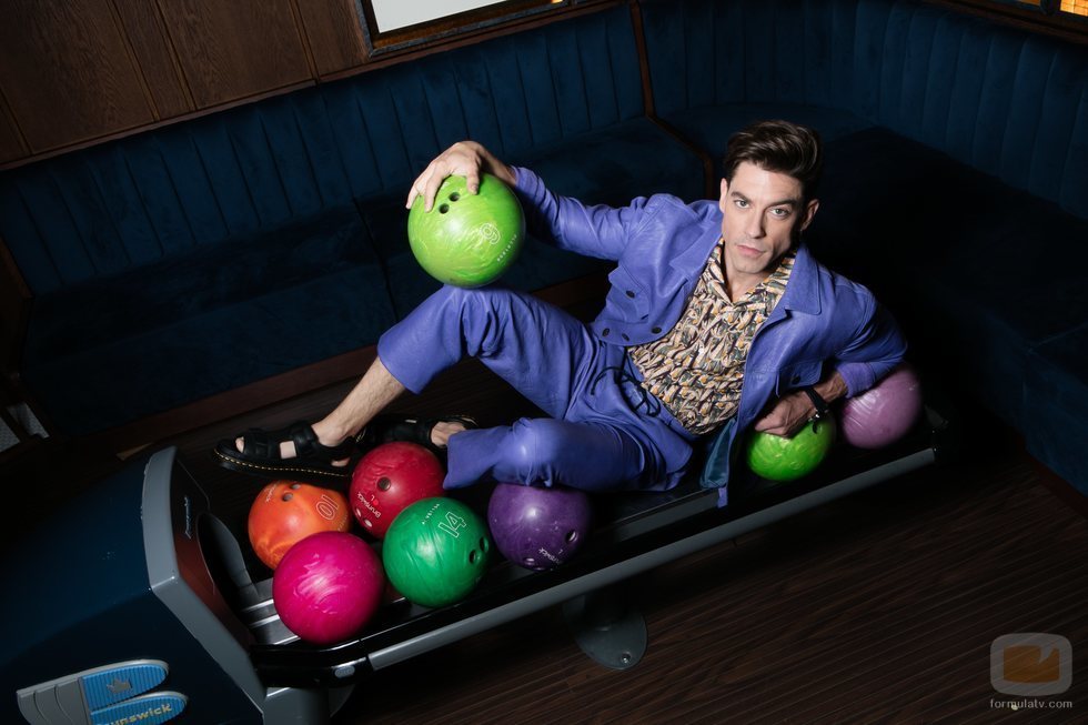 Adrián Lastra entre bolas para jugar a los bolos en un reportaje para Dear Magazine